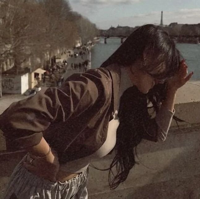 . ✿ 
        散歩中°👩🏻‍🤝‍👨🏼
𝙸𝚝'𝚜 𝚋𝚎𝚐𝚒𝚗𝚗𝚒𝚗𝚐 𝚝𝚘 𝚕𝚘𝚘𝚔 𝚕𝚒𝚔𝚎 𝙲𝚑𝚛𝚒𝚜𝚝𝚖𝚊𝚜. — ❝ Estamos de paseo antes de hacer las compras navideñas. Si si, ya sé que soy de esas que lo dejan todo para lo último. Ya ni puedo posar seria si me sonríe devuelta.❞