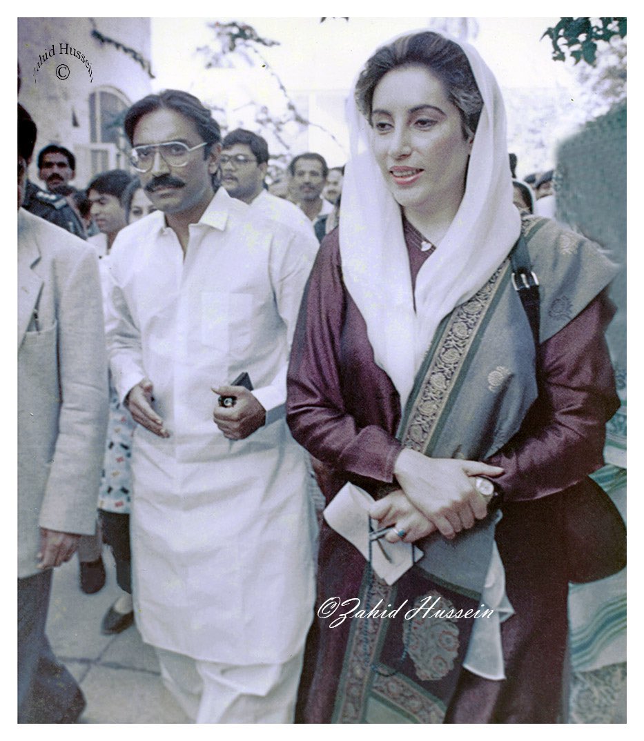 Posting a memorable photo of #SMBB with spouse #AsifAliZardari two days ahead of her 16th anniversary. This pic was taken when she visited anti-terrorist court for hearing of her jailed husband's trial on charges of kidnapping and extortion Nov 14,1990 #zahidpix #27December