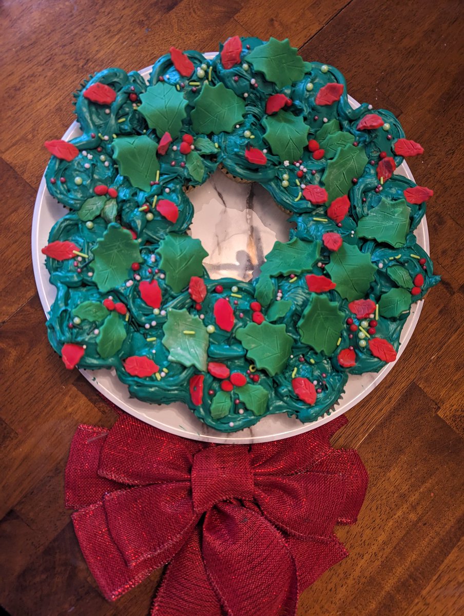 My rendition of the cupcake wreath I saw on #thekitchen @SunnyAnderson @JeffMauro #foodnetwork. Merry Christmas 🎄