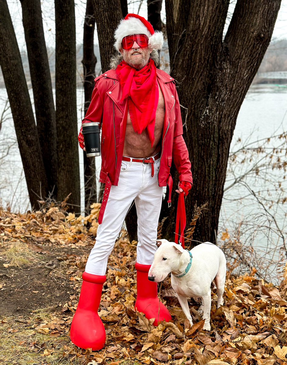 ml_hades's tweet photo. Billy’s watching for Santa. Happy Holidays to everyone! #CustomLeatherJacket tailored by #MihninStitches #Moschino jeans #MSCHF big red boots #YSLRiveGauche vintage silk scarf #KieselsteinCord belt #MarioPortolano gloves #RickOwens Larry Fall 2019 sunglasses https://t.co/y3vyM1A4LN