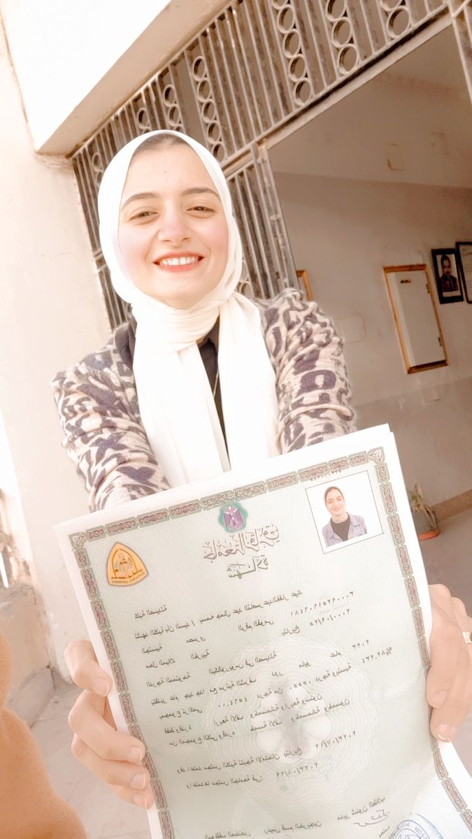 BasmaAyad10's tweet photo. من شهرين كده الحنين للكلية كان قارصني و كنت منزلة حالة ع الواتس بتمنى فيها إني نكون أنا و عزة سوا و احنا بنستلم شهادات تخرجنا، و الأمنية اتحققت الحمدلله😂❤️ https://t.co/eNLM5cBfB0