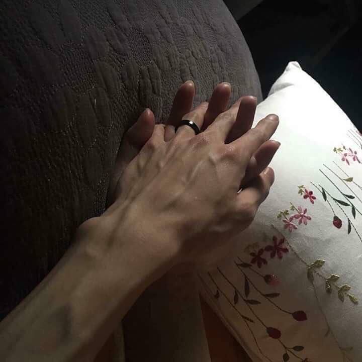 أُحبُكَ بِكُل ما تَحملهُ الحَاء مِن ، 
حُرقة ، وحَرائق ، وحَسرة وحَنين . .