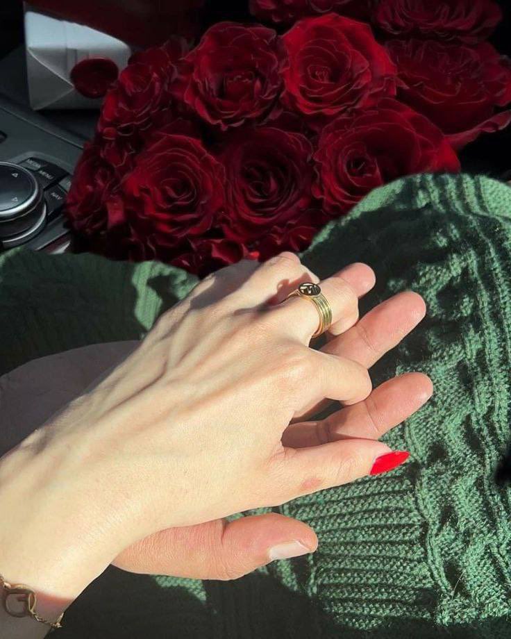 عُـــد إليها ، بـحجة أنّك نَسيت قَلبك على الطاوِلـة .