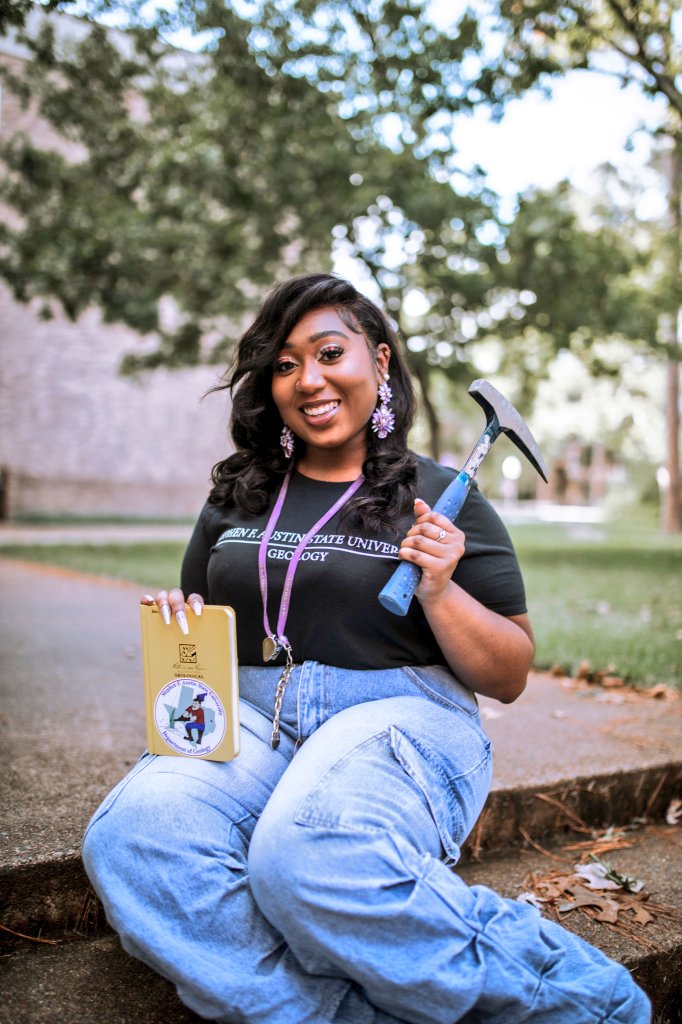 lexiss504's tweet photo. Oh yeaa, I GRADUATED🥳 I graduated as the ONLY African American woman in my major/department!! 🥳 I got what I worked and prayed so hard for, this Geology Degree is all mine now!!!!!🎓 I'm a Geologist😎💎🪨 https://t.co/fjeIfbjdyW