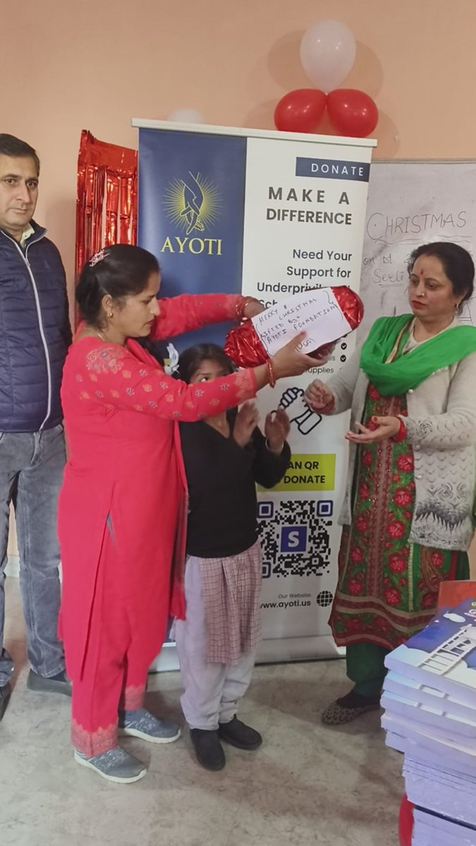 AyotiFoundation's tweet photo. #santaclaus arrived early for these underprivileged school children.

And, you made it possible.

Yes. #Ayoti sponsored #christmas2023 celebrations at the schools of these underprivileged children and #santaclaus delivered gifts and SMILES on the faces of these little ones. https://t.co/mEPd9ScWAp