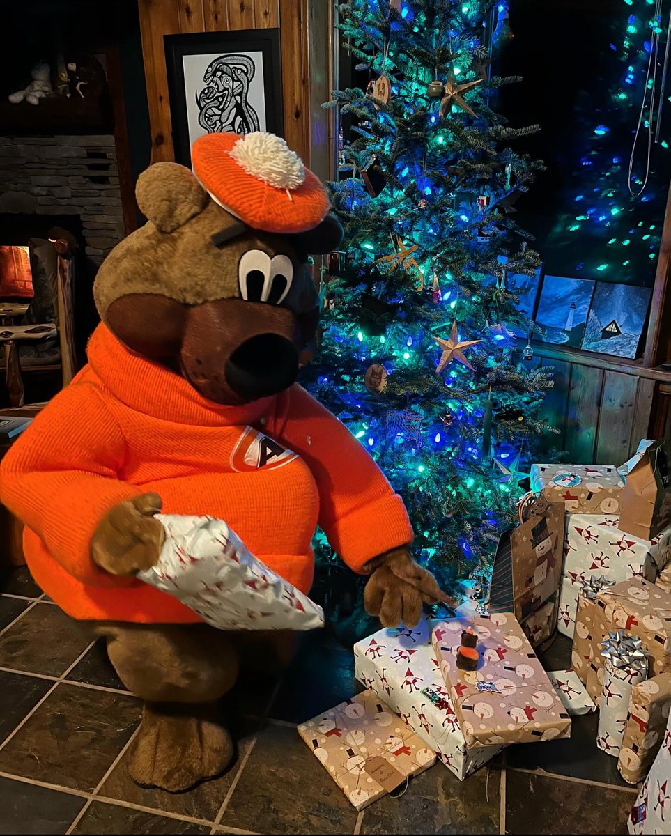 MERRY CHRISTMAS EVE! We hope everyone spends time with family, and friends and enjoys their holidays 🎄

HOLIDAY HOURS:
December 24: Close at 7PM
December 25: CLOSED 
December 26: Open at 9AM