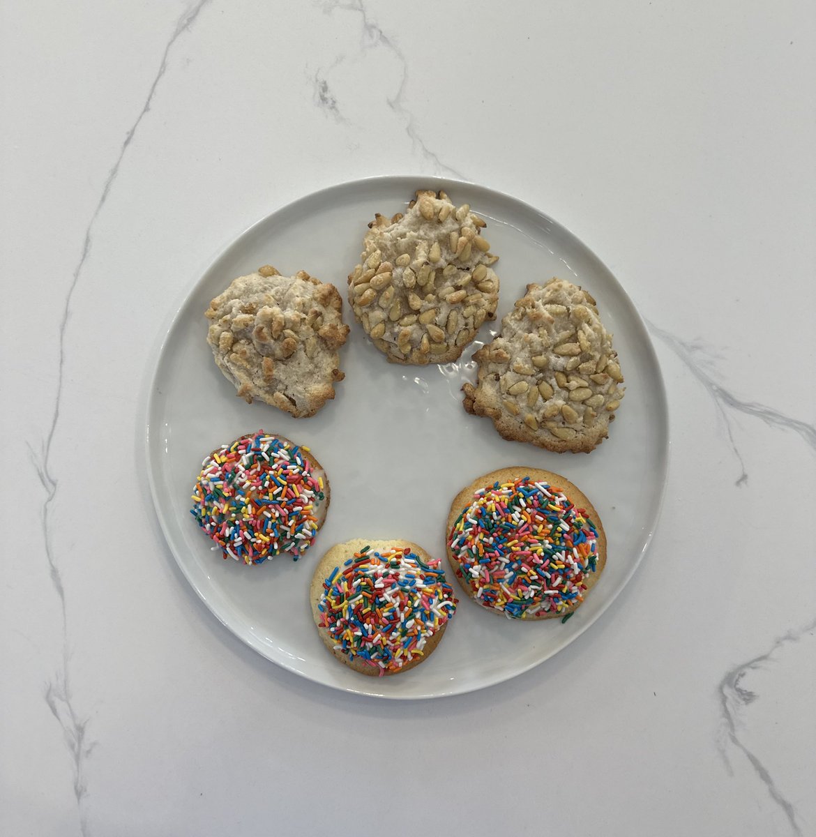 ilysa15's tweet photo. “Melissa came to my home Christmas Day. She brought me sprinkle cookies. I said to her, ‘Melissa, nobody touched the cookies you brought. I threw them in the garbage! You know what my favorite cookies are? Pignoli cookies.’ That’s what I said.”
#sprinklecookies #RHONJ https://t.co/0eCSIgYjNo