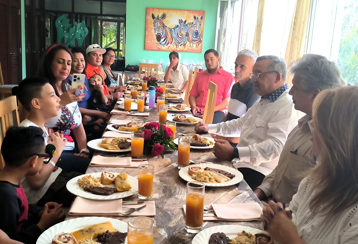 EmbaVECuba's tweet photo. #24Dic| Nuestra Misión Diplomática compartió un almuerzo navideño con los pacientes venezolanos del CIREN, en compañía de sus familiares, médicos y enfermeras, donde los niños y niñas disfrutaron con alegría, junto a nuestros funcionarios tradiciones venezolanas.
@NicolasMaduro https://t.co/JaRG7wanA5