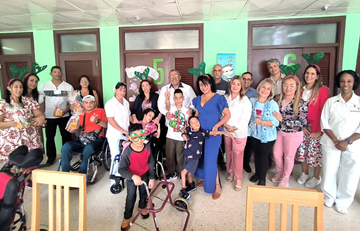EmbaVECuba's tweet photo. #24Dic| Nuestra Misión Diplomática compartió un almuerzo navideño con los pacientes venezolanos del CIREN, en compañía de sus familiares, médicos y enfermeras, donde los niños y niñas disfrutaron con alegría, junto a nuestros funcionarios tradiciones venezolanas.
@NicolasMaduro https://t.co/JaRG7wanA5