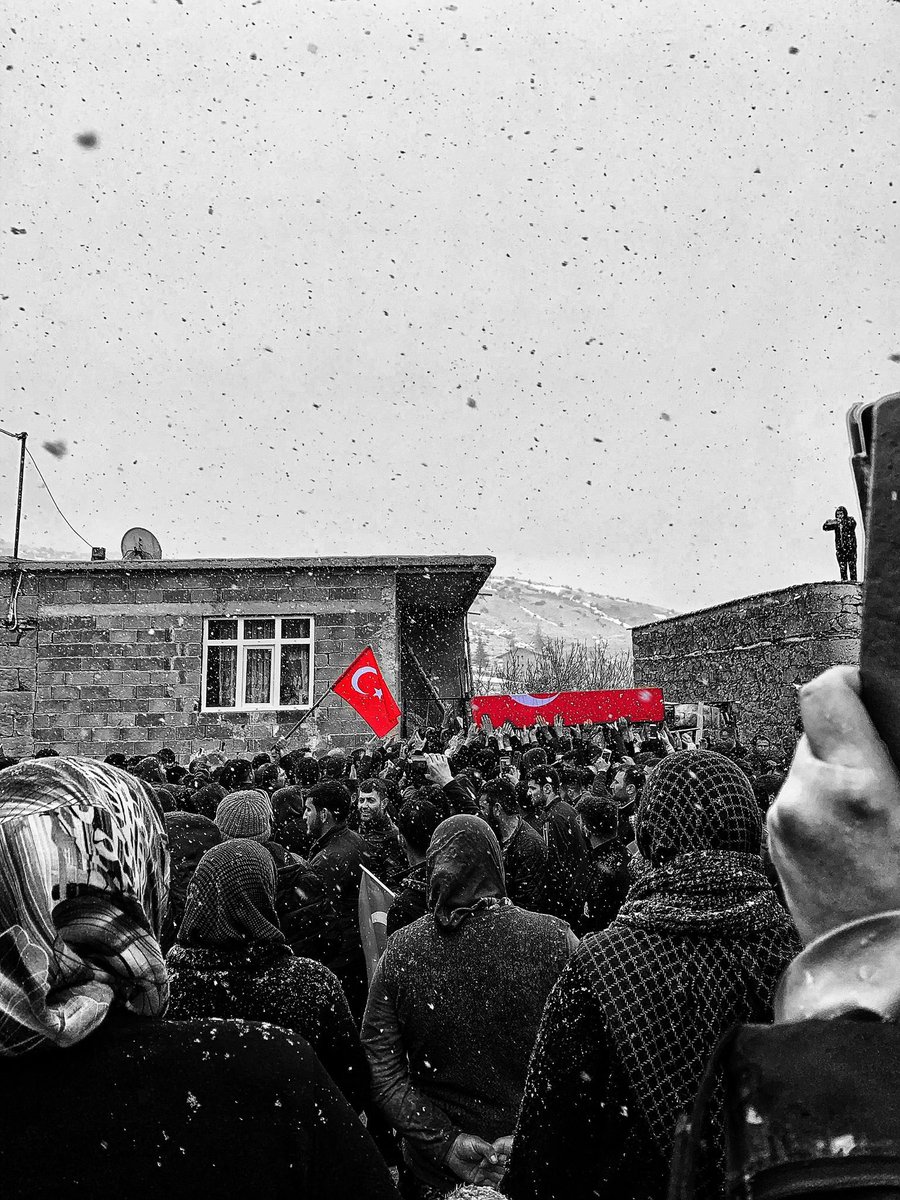 Bir_iz23's tweet photo. bir pencere aralanır bir bayrak dalgalanır
bir anne evladından bayrak inmesin diye ayrılır.🇹🇷
 #SehidinVarTürkiye https://t.co/92Jh9bDMYk