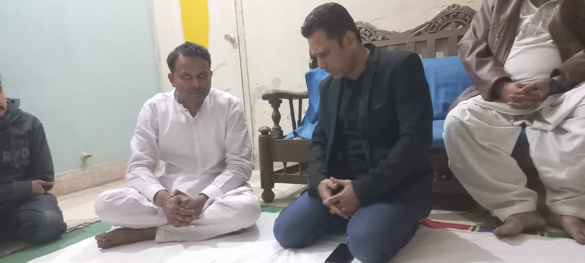 mrkamran2013's tweet photo. ایم کیو ایم پاکستان لیاری ٹاؤن  موجودہ یوسی 18 بی سابقہ یونٹ 32 کے شہید ساتھی ناصر علی کے والد کے انتقالِ پر رکن رابطہ کمیٹی کامران فاروقی بھائی نے ان کے گھر نارتھ کراچی جاکر ان کے لواحقین سے اظہار تعزیت کی اور مرحوم کے لیے مغفرت کی دعا کی اللّٰہ تعالیٰ ان کی مغفرت فرمائے ۔۔ https://t.co/QAbZ1tZZQB
