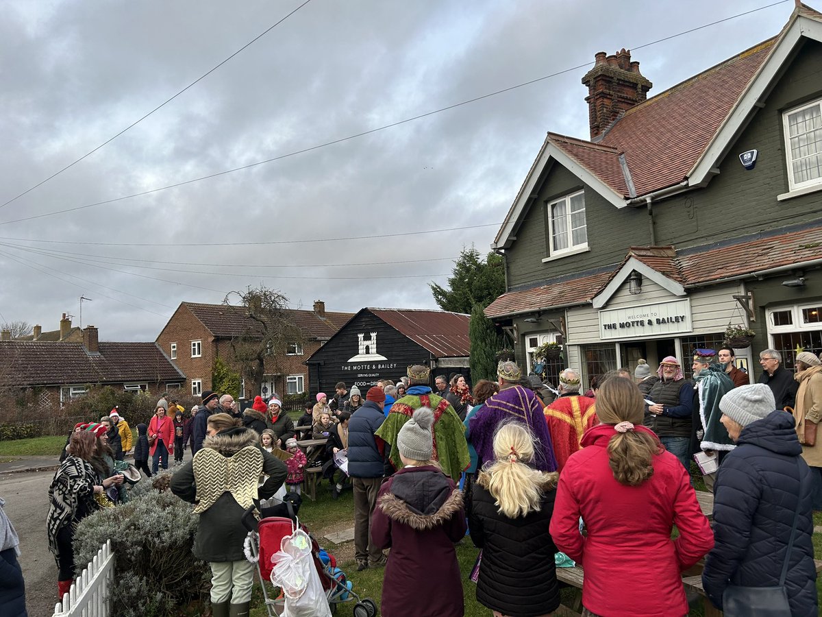 Fabulous walking nativity through Pirton this afternoon…from the Fox to the Motte! One pub to the other! A joint Methodist/Anglican event. And excellent actions, sound effects and carol singing by all! 🎶 👼🏽 #ChristmasIsComing #Emmanuel @diostalbans