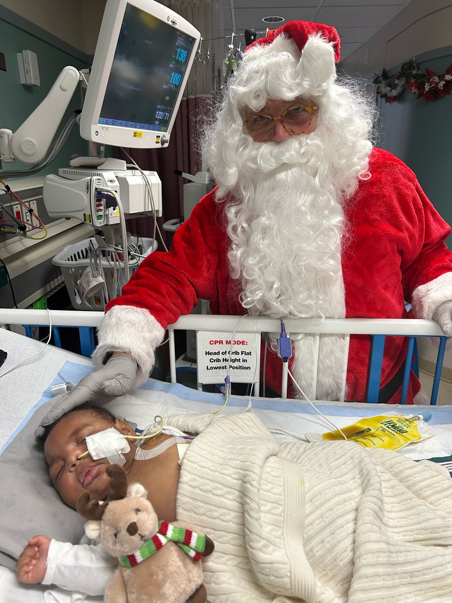 MedStarGUH's tweet photo. Merry Christmas Eve! 🎅☃️🎄 Santa made a special stop at the hospital this holiday season to visit our pediatric patients and their families and spread some holiday cheer. Special thanks to @hopeforhenry for sponsoring this year’s celebration and bringing in @GTownCupcake. https://t.co/xCj3fK7H8S