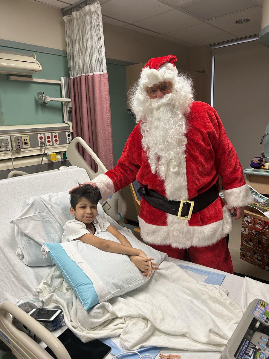 MedStarGUH's tweet photo. Merry Christmas Eve! 🎅☃️🎄 Santa made a special stop at the hospital this holiday season to visit our pediatric patients and their families and spread some holiday cheer. Special thanks to @hopeforhenry for sponsoring this year’s celebration and bringing in @GTownCupcake. https://t.co/xCj3fK7H8S