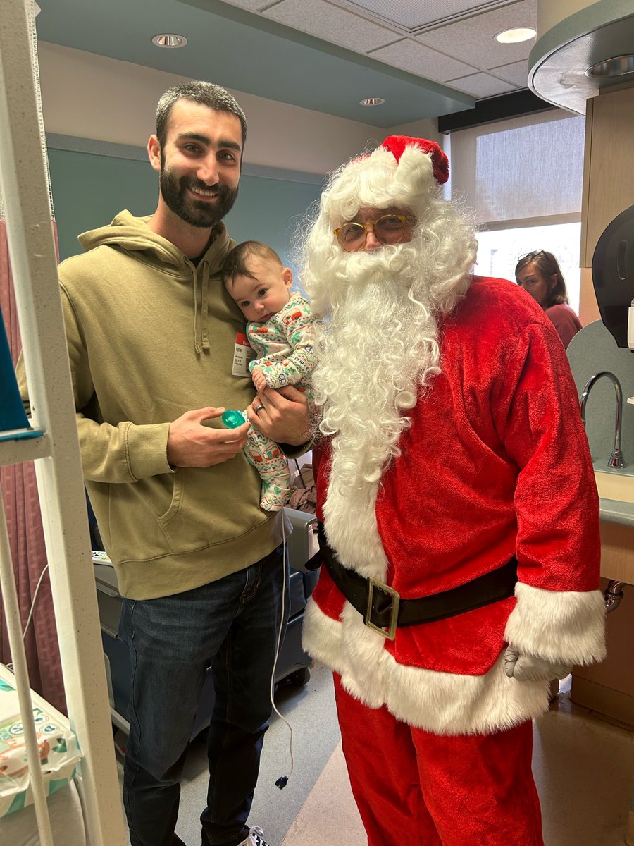 Merry Christmas Eve! 🎅☃️🎄 Santa made a special stop at the hospital this holiday season to visit our pediatric patients and their families and spread some holiday cheer. Special thanks to <a href="/hopeforhenry/">Hope for Henry</a> for sponsoring this year’s celebration and bringing in <a href="/GTownCupcake/">Georgetown Cupcake</a>.