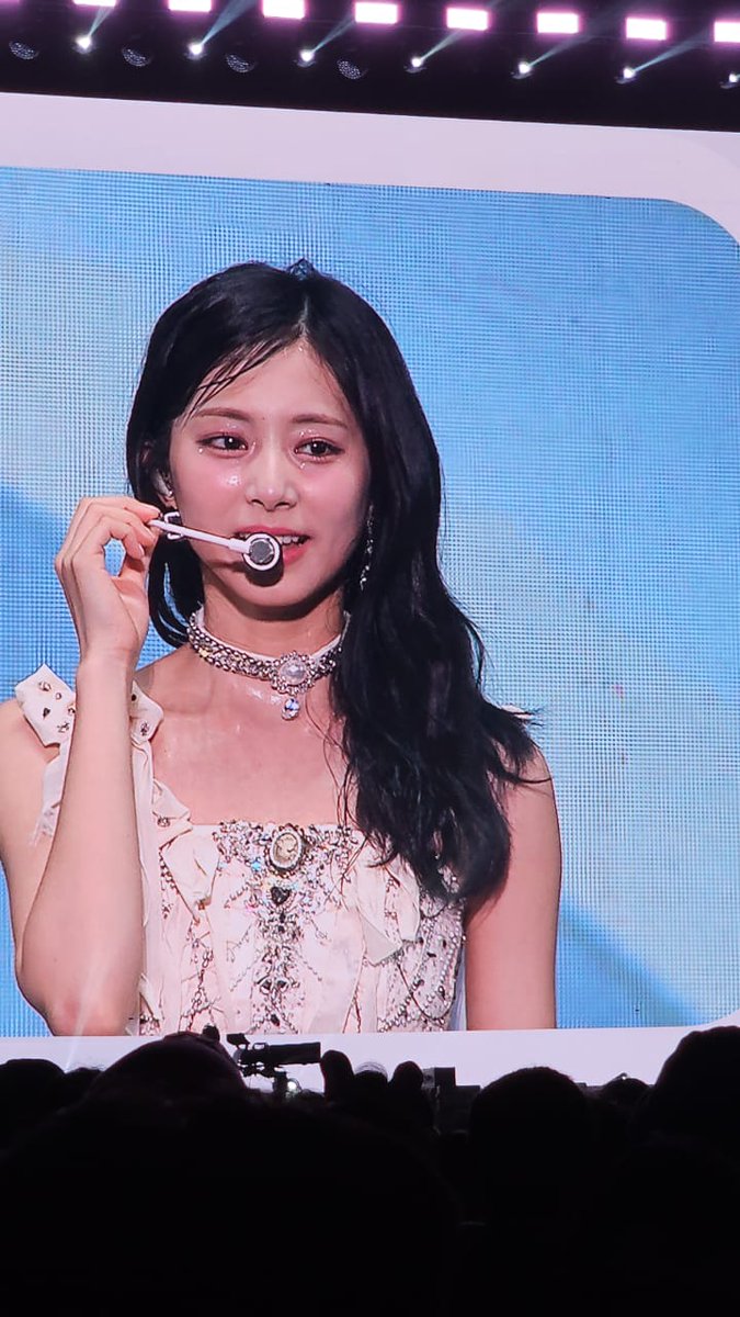 beljarikhlas's tweet photo. DEMI APAPUNNNN KONSER PERTAMAKUUU, DAN WORTH IT BANGET OMAIGATTTTT😭😭😭🙆🏻‍♀️🙆🏻‍♀️🙆🏻‍♀️🙆🏻‍♀️ #TWICE #TWICE_5TH_WORLD_TOUR_IN_JAKARTA #TWICERTB https://t.co/CaSwHZ4sUM