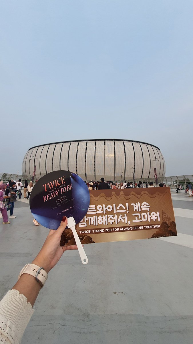 beljarikhlas's tweet photo. DEMI APAPUNNNN KONSER PERTAMAKUUU, DAN WORTH IT BANGET OMAIGATTTTT😭😭😭🙆🏻‍♀️🙆🏻‍♀️🙆🏻‍♀️🙆🏻‍♀️ #TWICE #TWICE_5TH_WORLD_TOUR_IN_JAKARTA #TWICERTB https://t.co/CaSwHZ4sUM