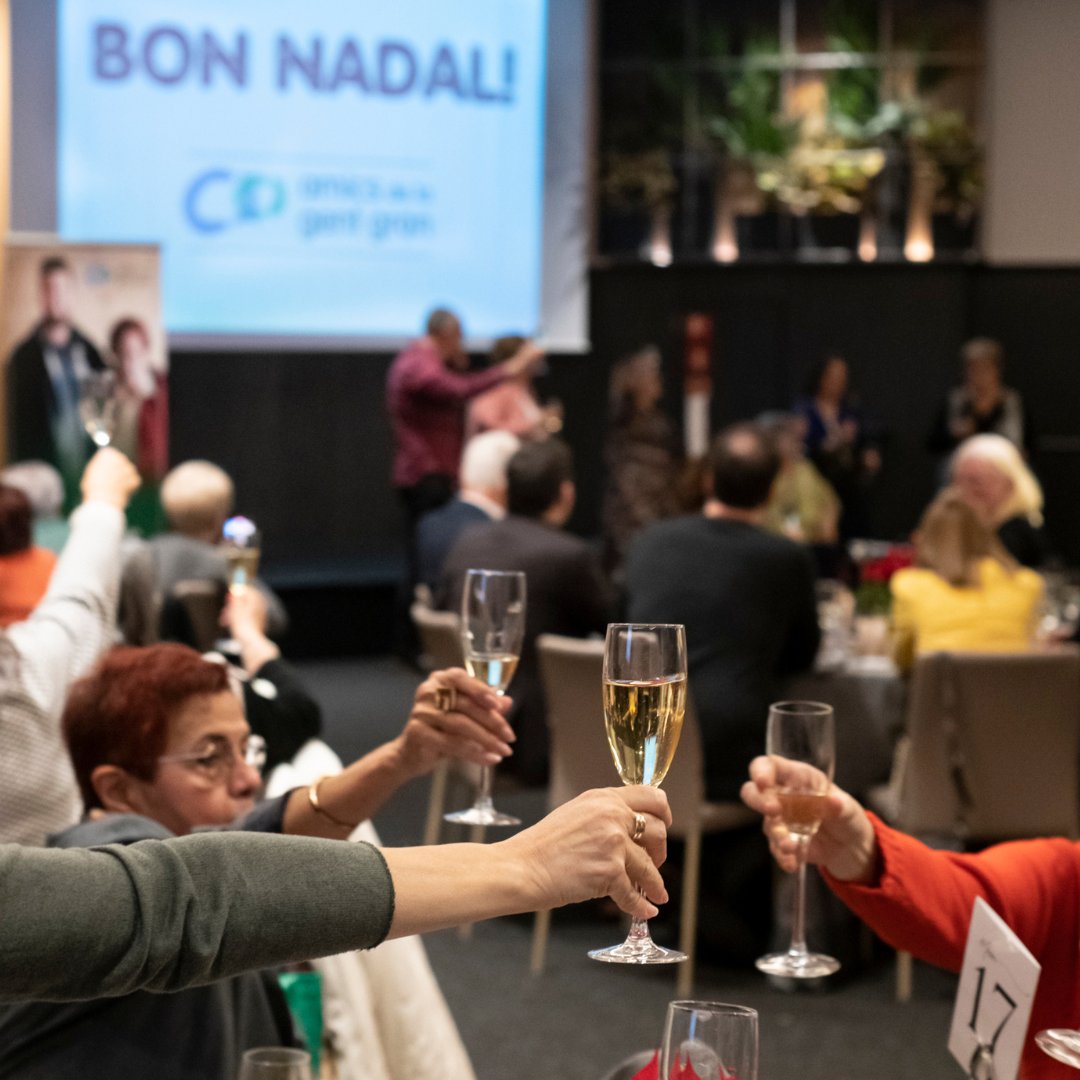 AmicsGentGran's tweet photo. Des d’Amics de la Gent Gran us volem desitjar unes BONES FESTES! ✨
Són dates per viure envoltats dels nostres i per gaudir en companyia 🤗
#FundacioAmicsdelaGentGran #EtPotTocaraTu #StopSoledat https://t.co/GMs4nmA9Kw