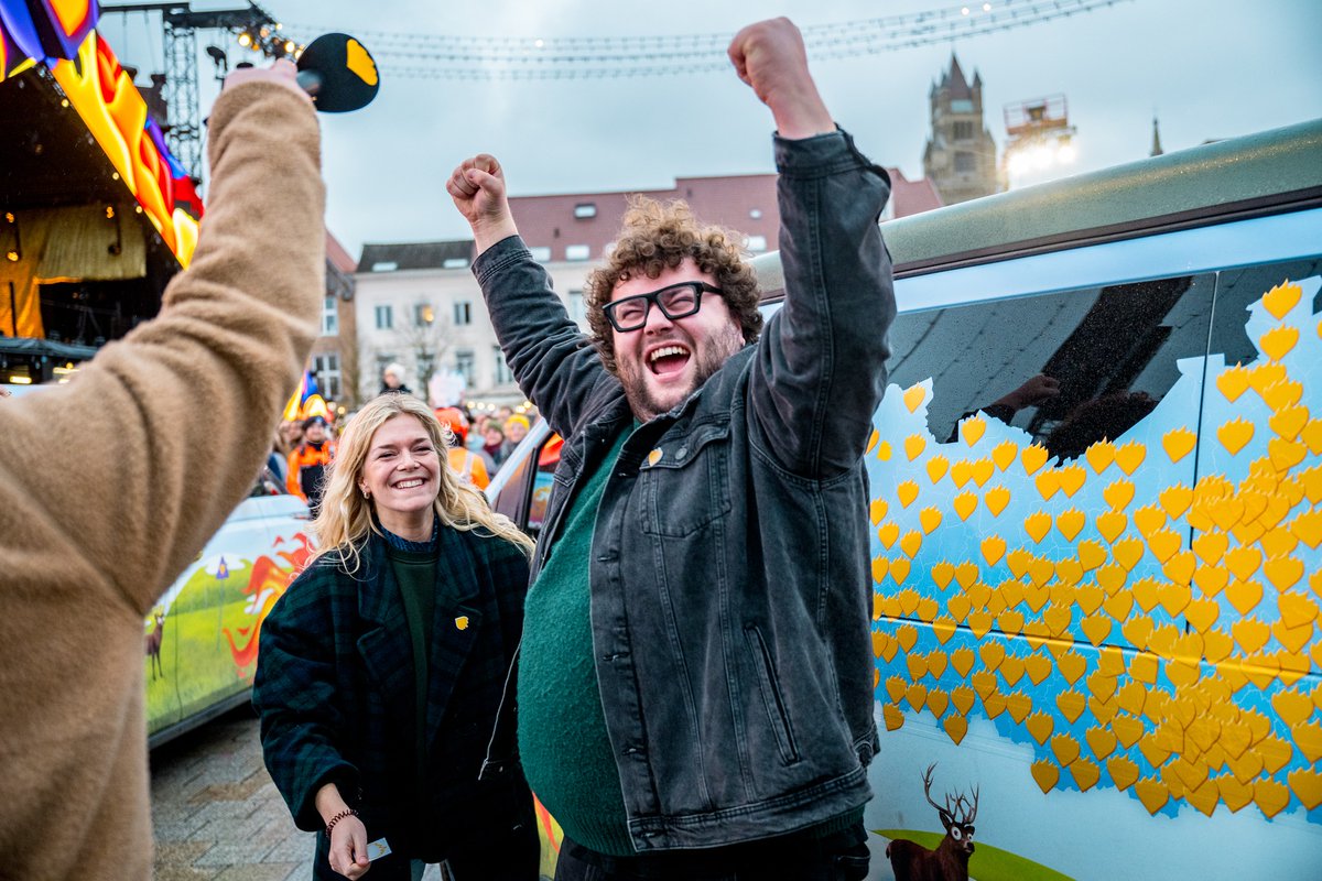 14 dagen en 319 gemeentes later: De Vlammende Reporters Manu Van Acker en Pien Lefranc zijn aangekomen in Brugge! 'Om naar mensen toe te gaan, naar hun verhalen of acties te luisteren en De Warmste Week tot bij hen te brengen, daar gaat het om.' 🔥 #DWW23