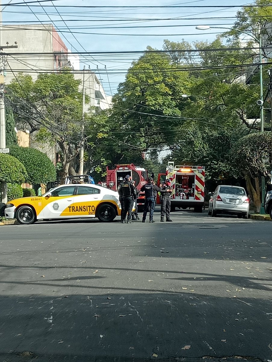 CheffcitaCDMX's tweet photo. Alguien sabe que pasó en luz Saviñón y San Francisco? @En_laDelValle , @STaboadaMx @UCS_GCDMX https://t.co/QCtMUlsUGD