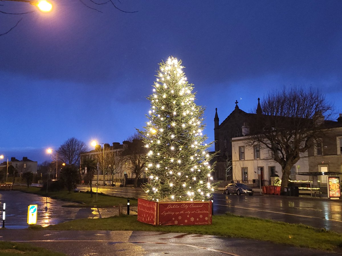 We'd like to wish our #TidyTowns volunteers and supporters a very Happy Christmas. Thanks for all your work helping #KeepClontarfTidy during 2023. Thanks to @DubCityCouncil @DCCclontarf @DubCityEnviro for support and the fabulous tree in #Clontarf. Nollaig Shona