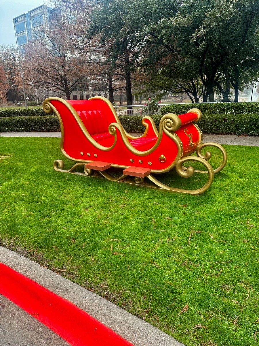 FireFinestMove's tweet photo. This morning, on our way to a move, we received a call from Santa about his broken-down sleigh. Firefighting's Finest promptly responded, ensuring Santa's sleigh was picked up and delivered smoothly by our professional movers. Merry Christmas to everyone! 🎅🎄 https://t.co/TygCktEV9B