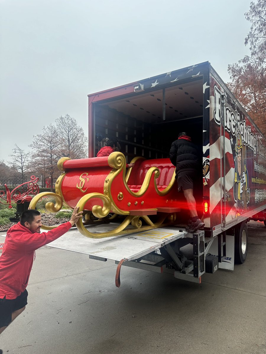 FireFinestMove's tweet photo. This morning, on our way to a move, we received a call from Santa about his broken-down sleigh. Firefighting's Finest promptly responded, ensuring Santa's sleigh was picked up and delivered smoothly by our professional movers. Merry Christmas to everyone! 🎅🎄 https://t.co/TygCktEV9B