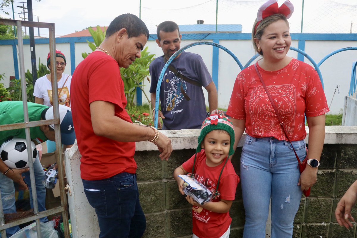 HarvingEspitia's tweet photo. ¡Espléndida Navidad para nuestros niños pelayeros! Hoy junto a mi esposa, Claudia Garcia, entregamos regalos en el último día de Novenas en el Parque Central Simón Bolívar. Agradezco a los padres de familias que nos acompañaron en nuestro gran pesebre todas las noches. https://t.co/R2IO97dDUt