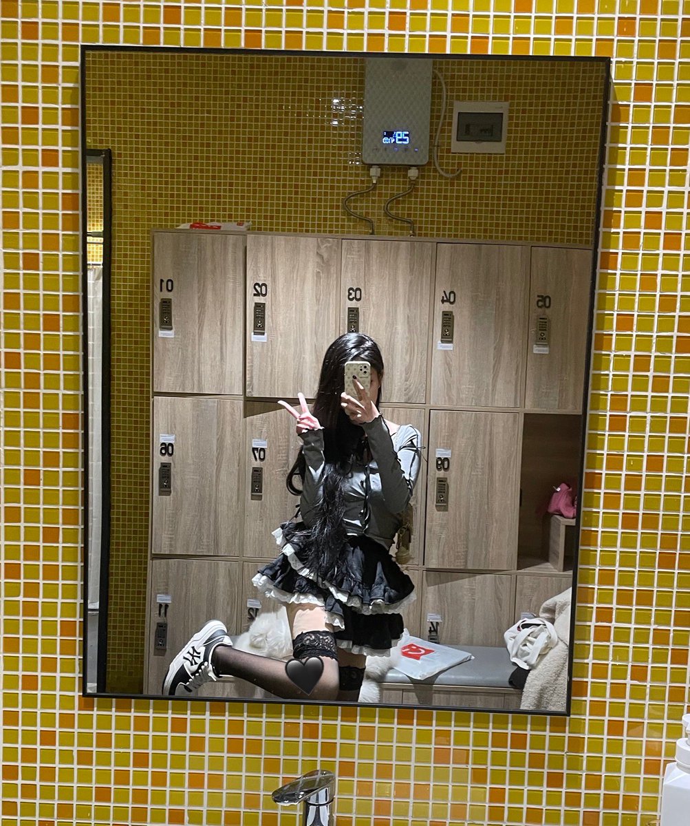 大家平安夜快乐呀 今天次苹果了嘛 平安夜只有我这么无聊吗
去逛商场 还被一个小哥哥来要微信 还问我有没有男朋友 是因为平安夜一个人看着就很像单身狗吗……

#平安夜🧑🏻‍🎄 https://t.co/RfLCgMnCGK