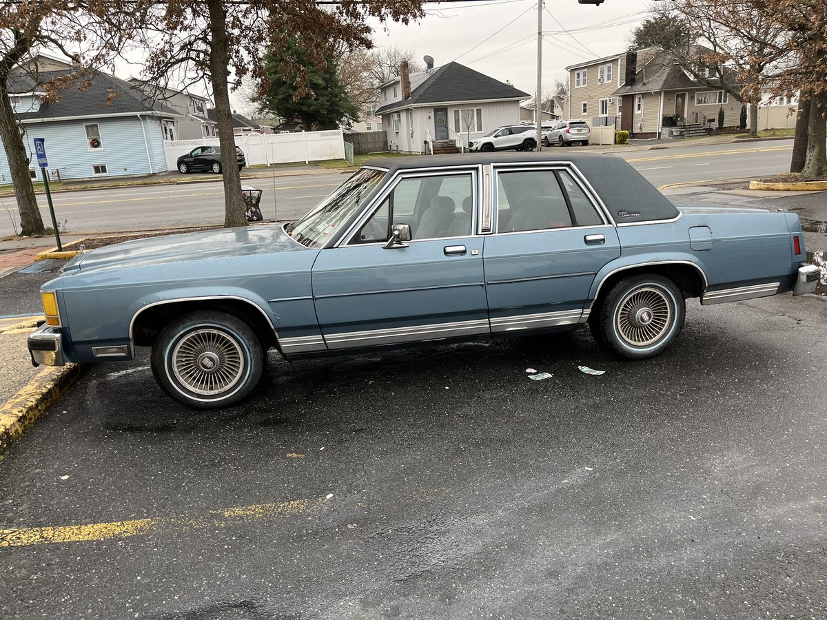 billy_darealest's tweet image. Sadly seeing fewer of these nowadays. Spotted outside a Long Island, NY 7-11. A Christmas Eve highlight & it’s not even noon! My grandpa had the grand marquis in the same exact color combo. I’m thinking this is an 84-85 model? What do you think? @Car_Guy_Tom #carspotter