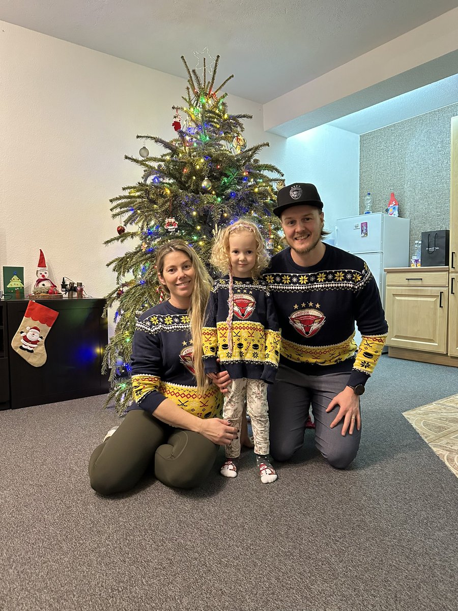 clarkage71's tweet photo. Merry Christmas from our family to yours!!! @lausitz_fuechse https://t.co/58TueHa3xV