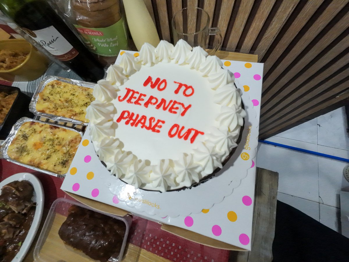 picturelang_'s tweet photo. #NoToJeepneyPhaseout from my family to yours! 🎂⚡ #cmplenghandaan https://t.co/vrQWR3vmdi