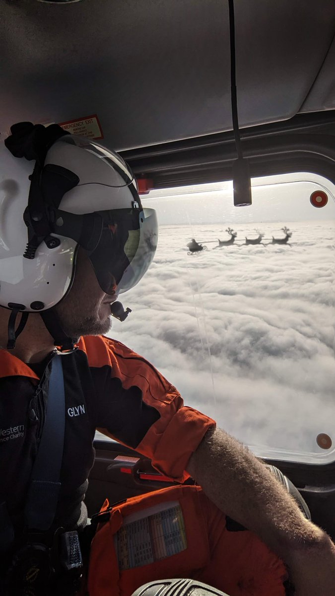 We had a Claus encounter with a fellow aircraft today! 🎅🦌

They seemed to be in quite a hurry. 🤔