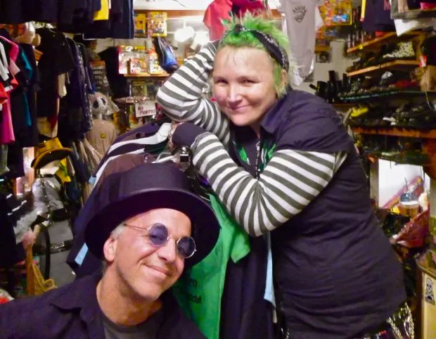 punkrockmeshell's tweet photo. its an oldie..but #happyholidays from #godsavetheqweens in #newhopepa #ween #geneween #aaronfreeman #bestfriends https://t.co/OeRxBh3J9M