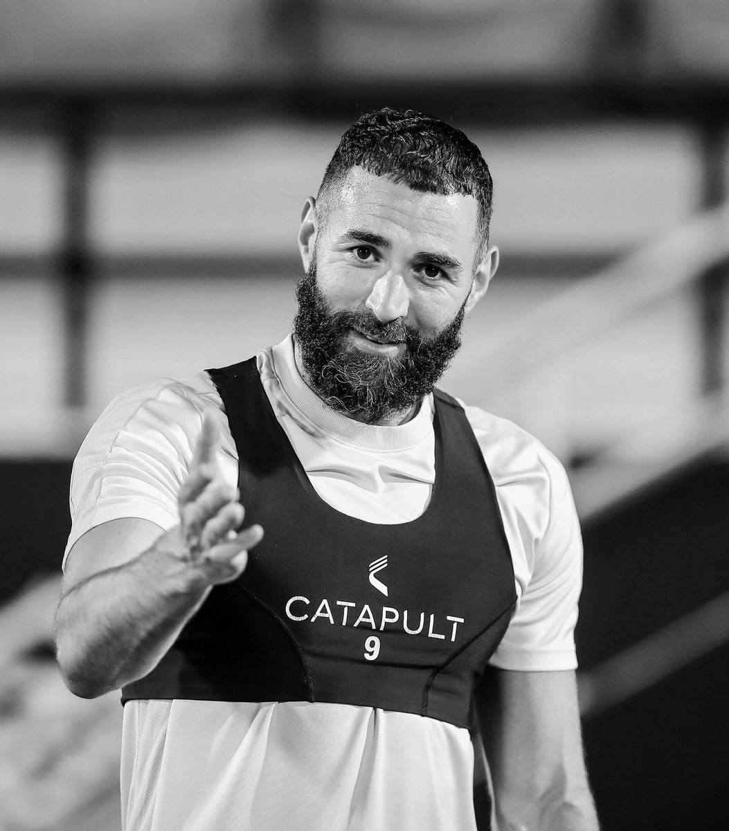 الجمهور الاتحادي او غيرهم انتقاد بنزيما امر غير منطقي المشكلة مش في بنزيما .. مهاجم مو موفرين له اساسيات النجاح لا اجنحة لا صانع لا اظهرة الفريق عم يعاني فنياً ومنهار نفسياً ورغم كل هذا مطلوب من بنزيما يقدم مستوى خارق مع الاتحاد .. والله لو بتجيب افضل مهاجم بعالم ما بيقدر يعمل شي