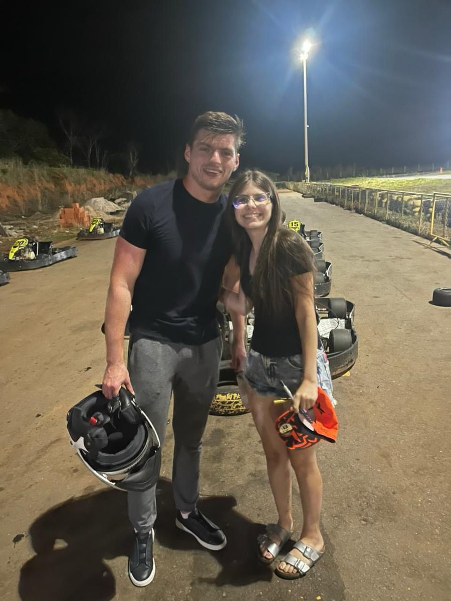 lendasdoasfalto's tweet photo. A mina foi andar da Kart e encontrou ninguém mais ninguém menos que MAX VERSTAPPEN https://t.co/UKEQVsZKxW