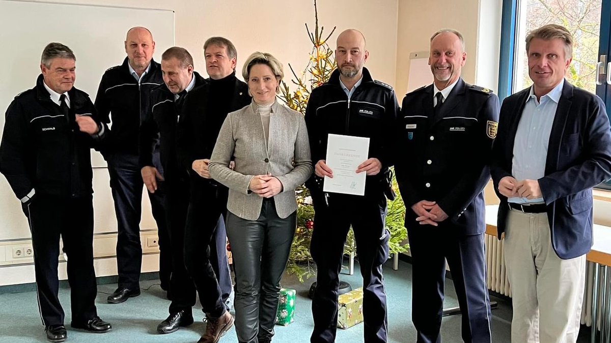 Weihnachten ist immer eine schöne Gelegenheit DANKE 🙏 zu sagen. Danke der #Polizei und den Sicherheitskräften für Euren Dienst für unser aller #Sicherheit. Frohe Weihnachten!