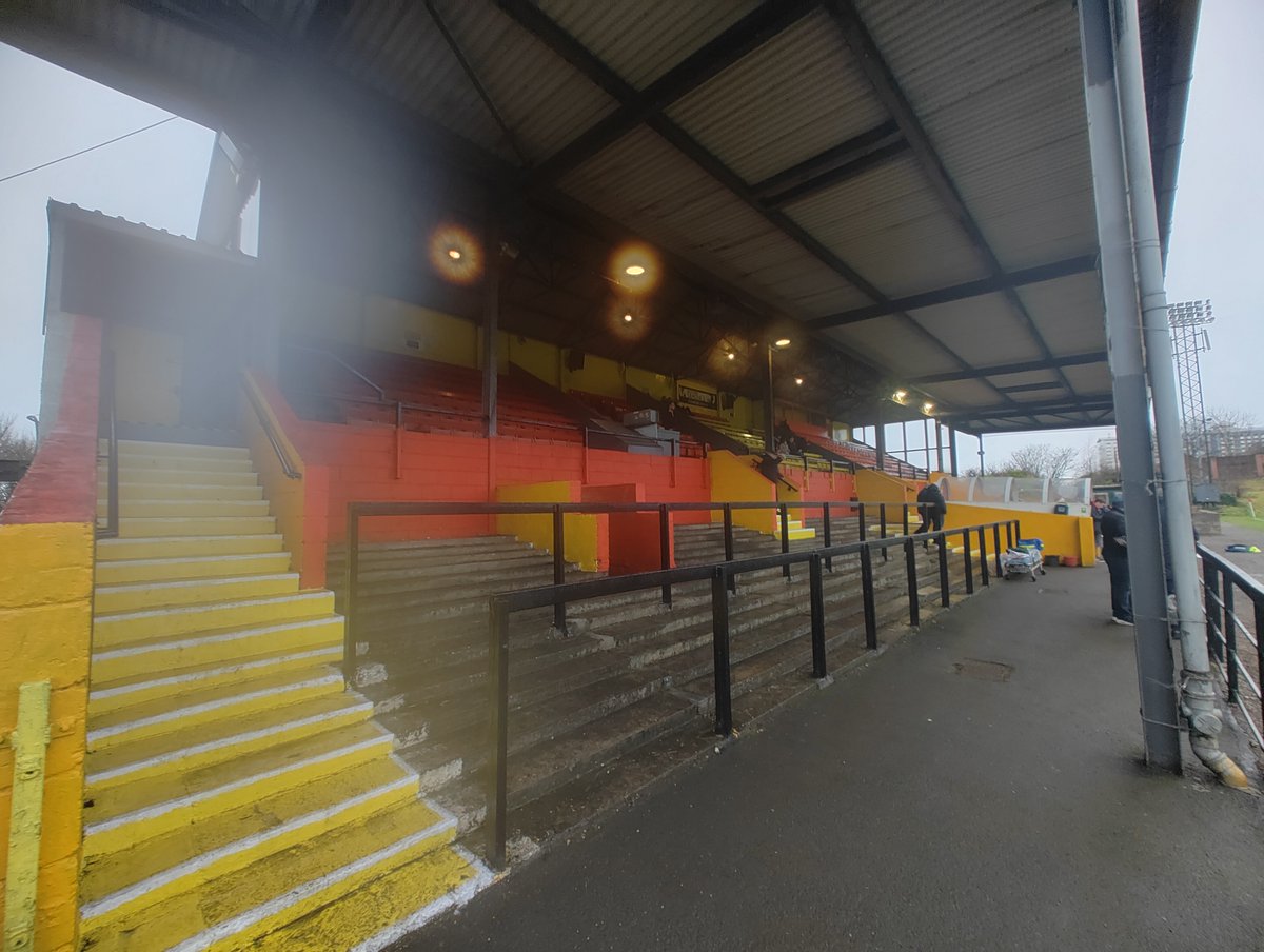 DreadHops's tweet photo. 23/12/23 Cliftonhill, Coatbridge 
@albionrovers 0 v 1 @CowdenbeathFC
@OfficialSLFL [Tier 5] Entry: £11 Att. ???   Much love from me at a very dreich Cliftonhill. A dilapidated delight! Wonderful friendly fans &amp; @nonleaguevol #groundhopping #groundhoppers https://t.co/LAuYrdiujZ