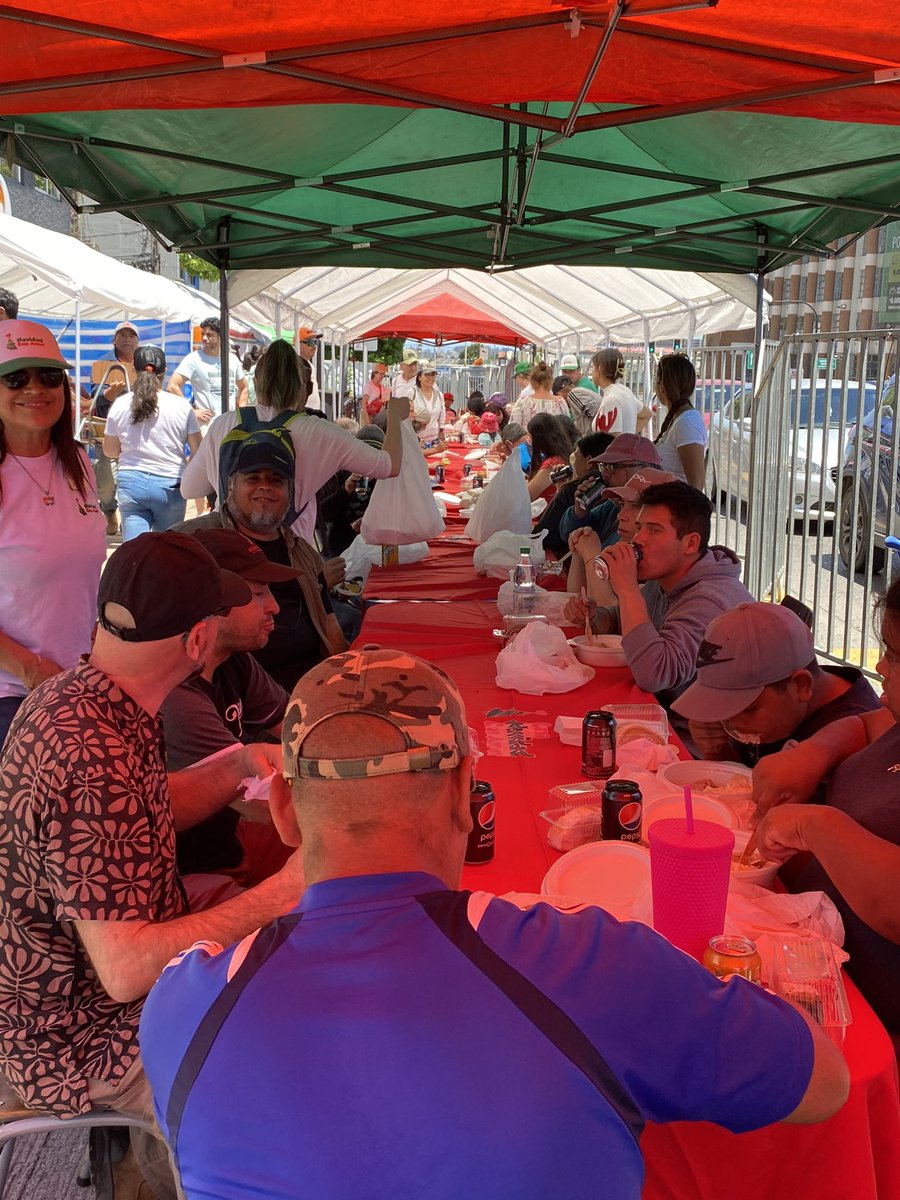 Ya han almorzado 150 personas en Navidad con Amor!