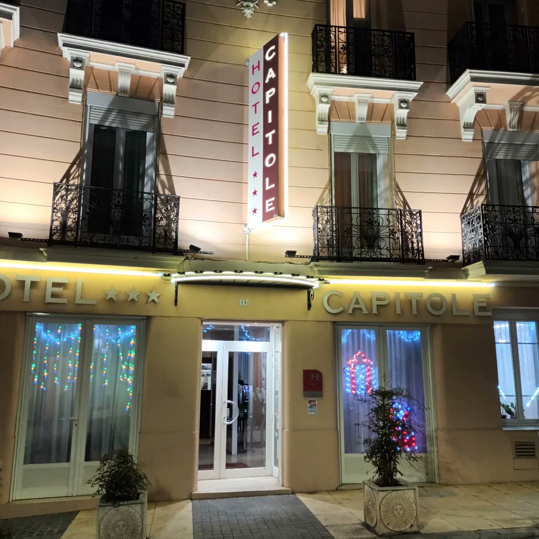 HCapitole's tweet photo. #JoyeusesFêtes #hotelcapitole #monaco https://t.co/aICCdia1Z9