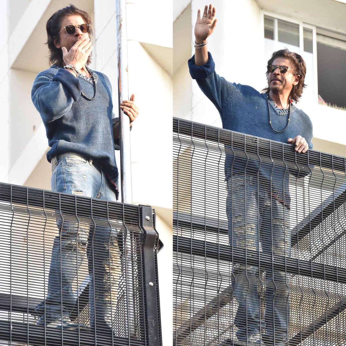 its_wassa_555's tweet photo. HQ: #SRK captured as he waves to all of us at Mannat! ๐โจโค๏ธ
@iamsrk
#DunkiMania #Dunki #Mannat #DunkiInCinemas #SRKsBlockbusterYear #DunkiReview #DunkiInRealLife #SRK #ShahRukhKhan https://t.co/00WnzxXyxC