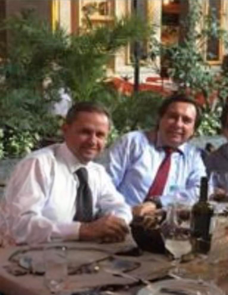 El empresario que ha comprado medios a favor de <a href="/Claudiashein/">Claudia Sheinbaum Pardo</a>, ➡️Óliver Fernández⬅️, sentado junto a Tomás Zerón, responsable de la investigación de los 43 de Ayotzinapa y quien huyó a Israel.

<a href="/lopezobrador_/">Andrés Manuel</a>, si de verdad quieres dar con Tomás Zerón, pregúntale a <a href="/Claudiashein/">Claudia Sheinbaum Pardo</a>.