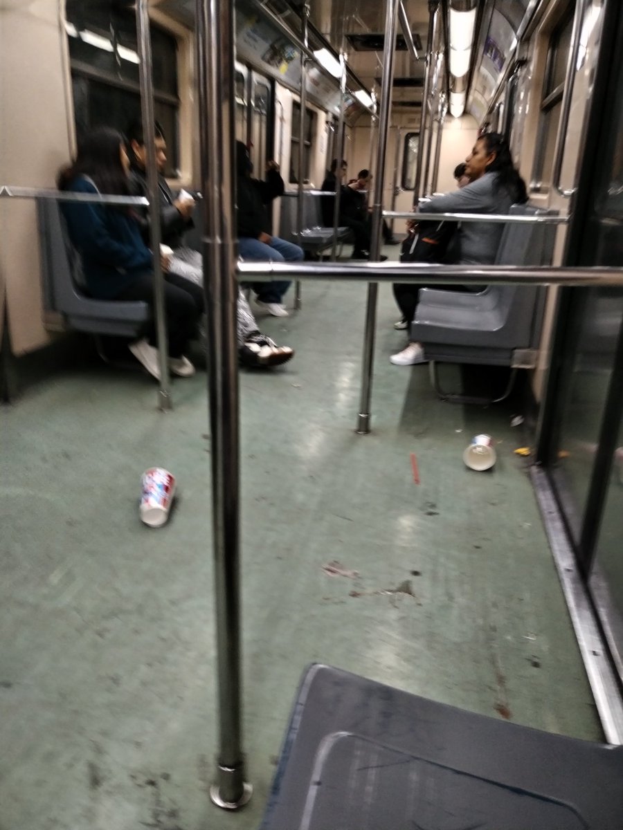 fatyme66's tweet photo. Por favor una limpieza a los vagones del metro línea el rosario , barranca del muerto https://t.co/8ijrZZKvqx