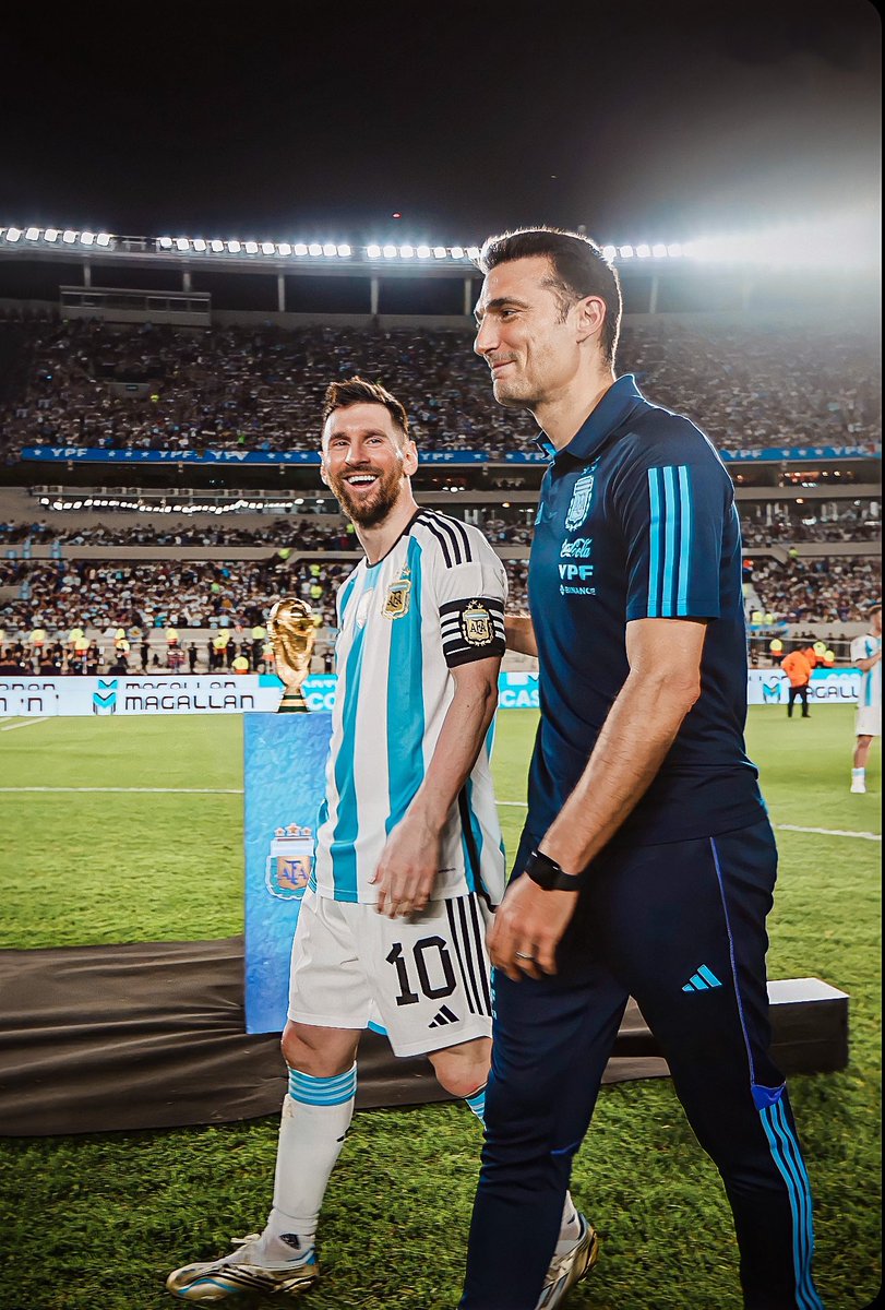 sudanalytics_'s tweet photo. 🧠🇦🇷 Esta reflexión de Scaloni sobre el juego de la Selección Argentina es espectacular:

“Yo del Mundial de Rusia me llevé una imagen de que el fútbol iba para las transiciones, de poner jugadores rápidos.

Quería hacer un equipo así cuando agarré la Selección. Pero digo: ‘pero si los mejores argentinos no son así…’.

Yo me di cuenta ya antes de empezar la Copa América, pero dije: ‘bueno igual vamos a apostar un poquito estos partidos’.

Nos dimos cuenta que los mejores jugaban a otra cosa. Vos mirás los dos primeros partidos y era un equipo más vertical, les pedíamos otra cosa.

Pero con Aimar, Samuel y Ayala dijimos: ‘pero fijate que Lo Celso juega bien, De Paul juega bien, Paredes juega bien, Palacios juega bien, Messi juega bien’. Jugar bien significa que se junten, que se asocien, y si les pedimos velocidad o pases de 40 metros, no va relacionado a lo que puede hacer esta Selección.

Nosotros les mostrábamos las imágenes de que cuando juntábamos 10 pases era situación de gol. Pero siempre, era increíblemente real.

Cambié, no me molesta decirlo. Miraba una entrevista de Ancelotti y me encantó, porque el tipo dijo: ‘nos juntamos con los jugadores y nos dijeron que de esta manera nos sentimos más cómodos’. Si los jugadores me dicen esto y yo veo que es así, ¿por qué no voy a cambiar?”.

Vía Universo Valdano.