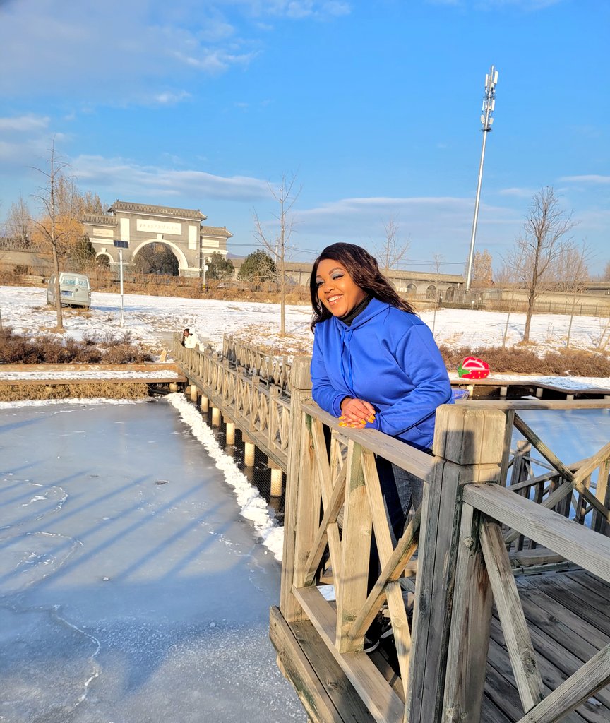 KandyPure02's tweet photo. Blue on the Frozen Lake https://t.co/r0McCRVrYg