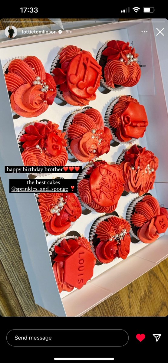 YNehir92's tweet photo. Lottie’s cupcakes for Louis bday 😭

It has the colour red, 28 and music notes on them😭 This is so cute please❤️

#LightsForLouis #HappyBirthdayLouis #lightsforlouis #HappyLouisTomlinsonDay #LT32 https://t.co/d9jYQhzkf4