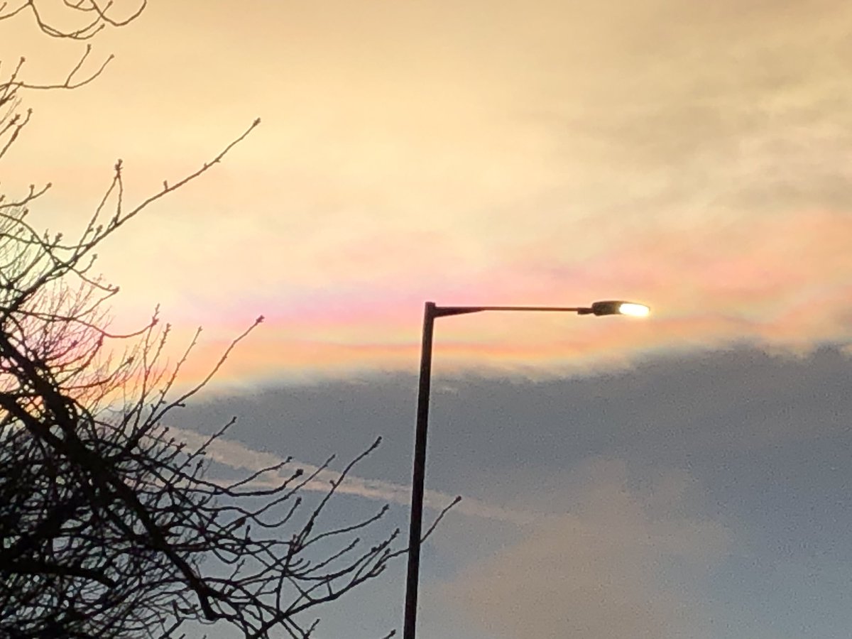 DavidJParker's tweet photo. Rare Nacreous clouds over #Waltham #Lincolnshire on Christmas Eve #RainbowClouds #Weather https://t.co/9nVVqHl7Bh