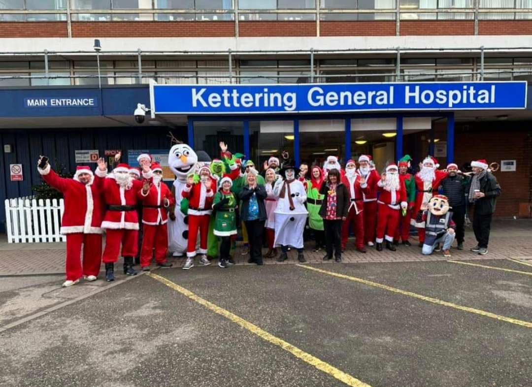 LFCAman's tweet photo. #santawalk from The Clansman in Corby to @KettGeneral completed.
Very humbling experience seeing the kids stuck in hospital over Xmas but hopefully we helped to make their Xmas a wee bit less painful ππΌ
Thanks to all who have sponsored me ππΌ https://t.co/77tmHVoZzF