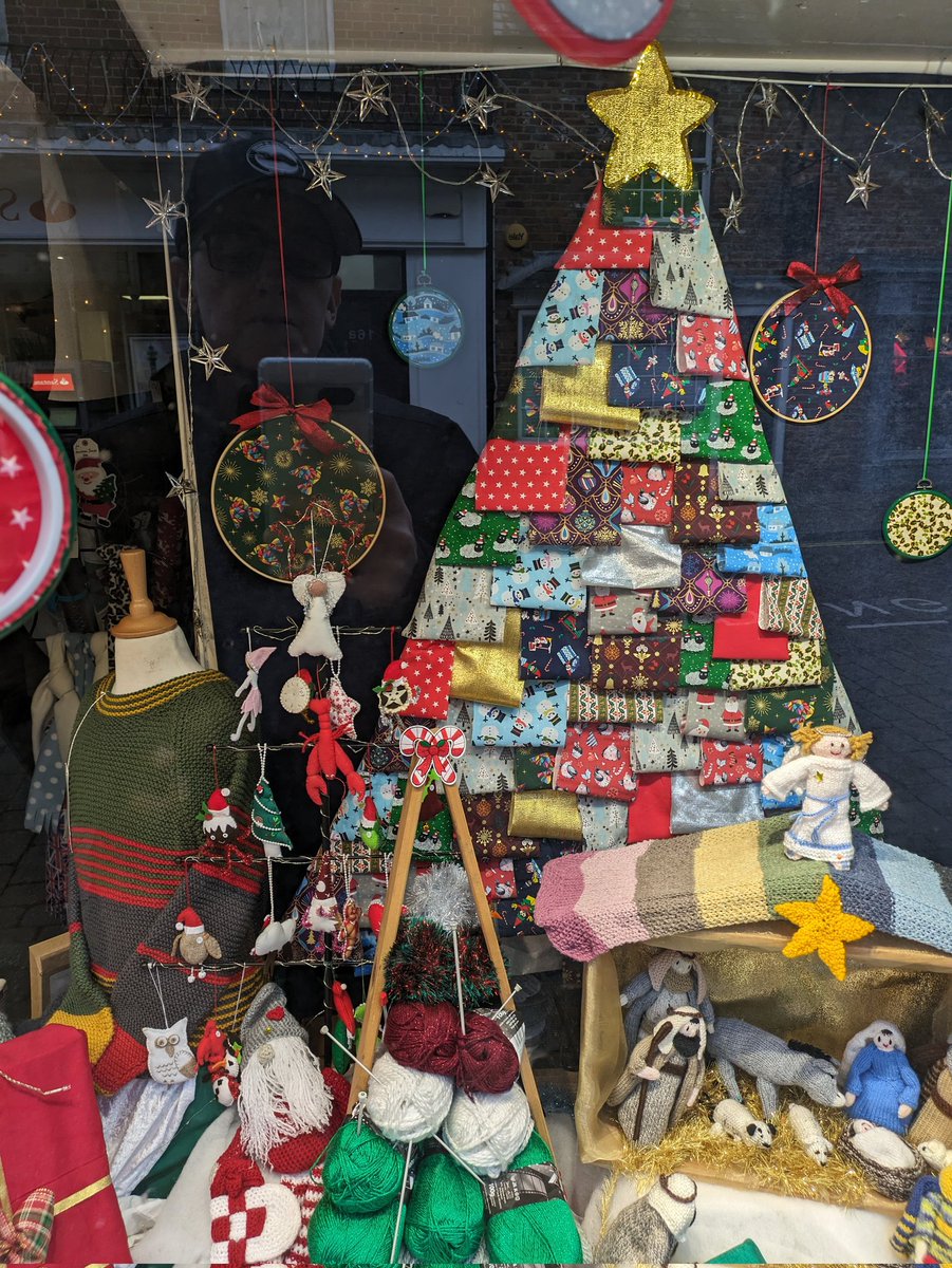 zeetha's tweet image. As usual some lovely Christmas shop window displays in Ringwood. The fabric shop is always so ingenious! #ringwood #christmas #shopwindow
