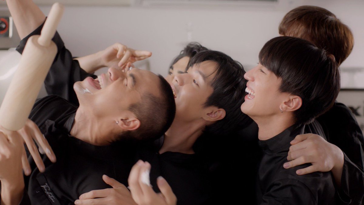 เห็นร้าน temptation กลับมามีความสุขพร้อมหน้าพร้อมตากันอีกครั้ง แอดก็ดีใจ😆

#BakeMePleaseFinalEP